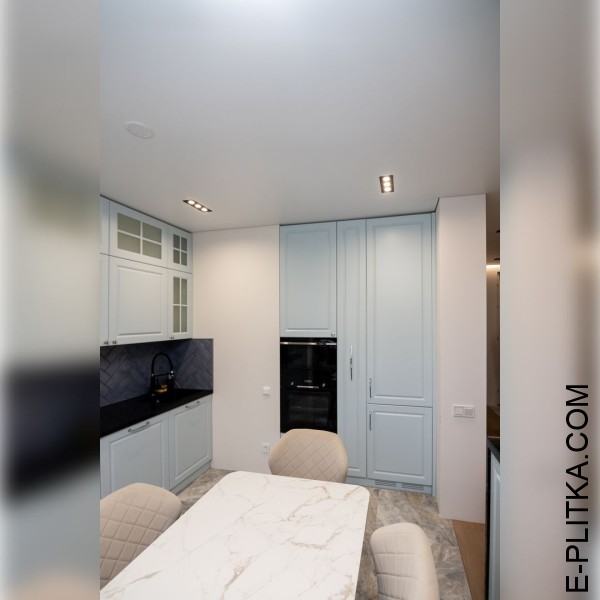 Кухня с отдельно встроенными шкафами и полуостровом