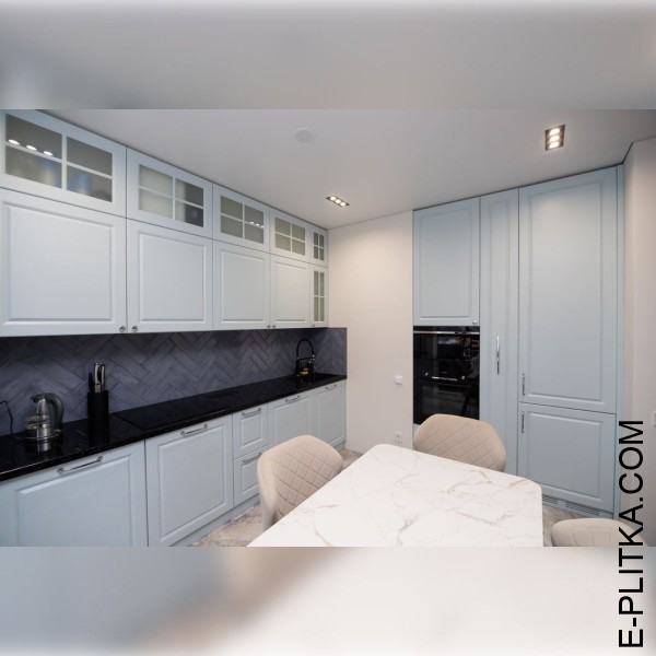 Кухня с отдельно встроенными шкафами и полуостровом