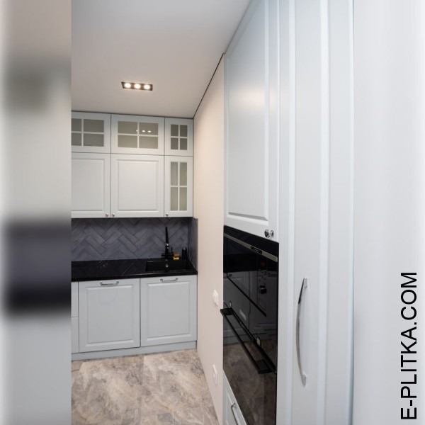 Кухня с отдельно встроенными шкафами и полуостровом