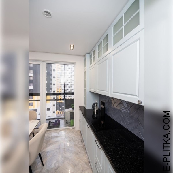 Кухня с отдельно встроенными шкафами и полуостровом