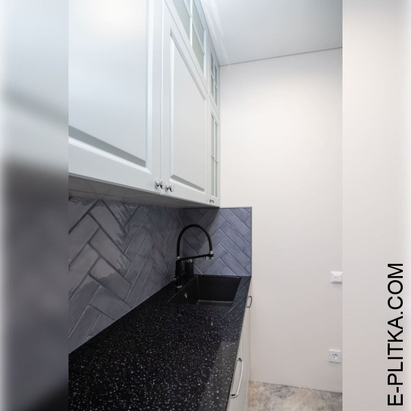 Кухня с отдельно встроенными шкафами и полуостровом