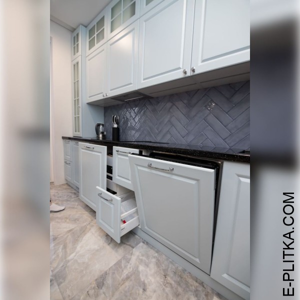 Кухня с отдельно встроенными шкафами и полуостровом