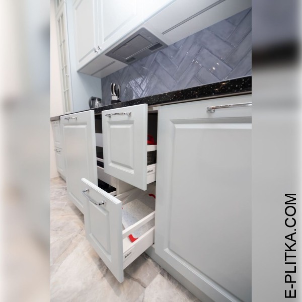 Кухня с отдельно встроенными шкафами и полуостровом