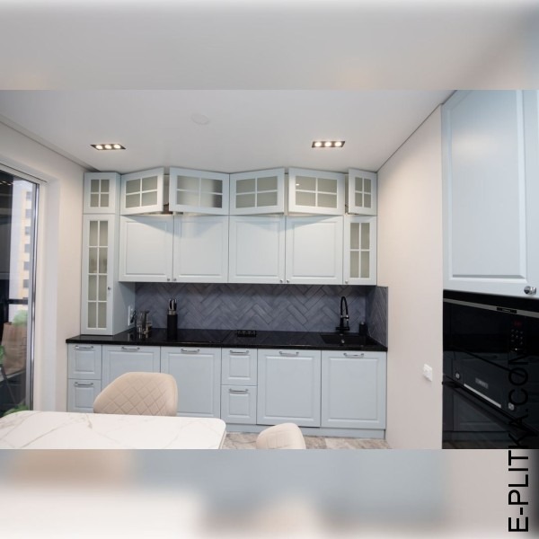 Кухня с отдельно встроенными шкафами и полуостровом