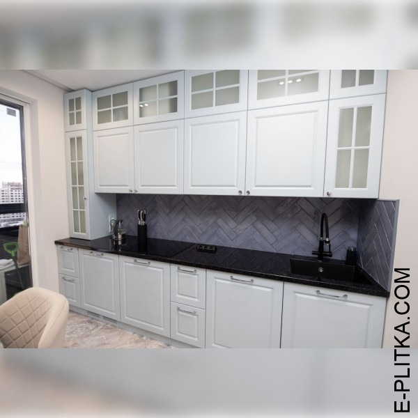 Кухня с отдельно встроенными шкафами и полуостровом