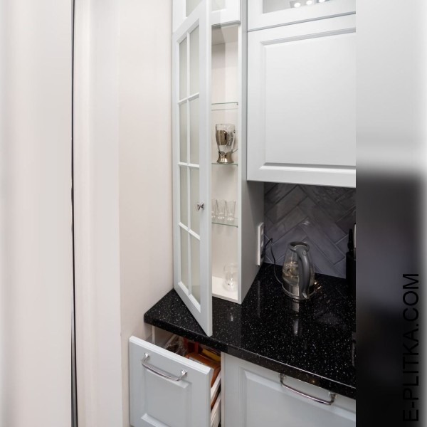 Кухня с отдельно встроенными шкафами и полуостровом