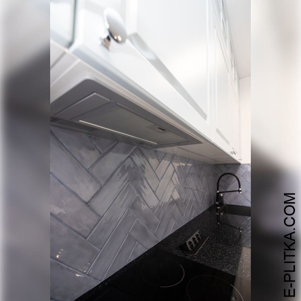 Кухня с отдельно встроенными шкафами и полуостровом