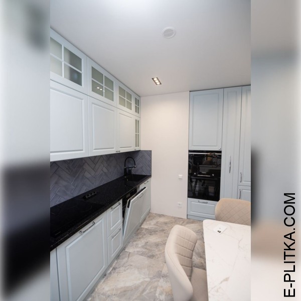 Кухня с отдельно встроенными шкафами и полуостровом