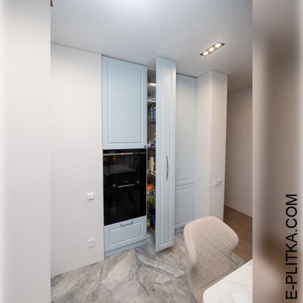 Кухня с отдельно встроенными шкафами и полуостровом