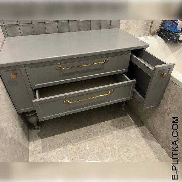 Виготовимо тумбу під стільницю для ванної в Києві на замовлення нестандартних розмірів та за індивідуальним дизайн-проектом. Стильна тумба під стільницю сірого кольору, на високих класичних ніжках із зручними ящиками. ТЕЛЕФОНУЙТЕ ☎️ +38(073) 576 63 03 ✔️ 