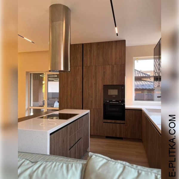 Сучасна кухня-вітальня в таунхаус