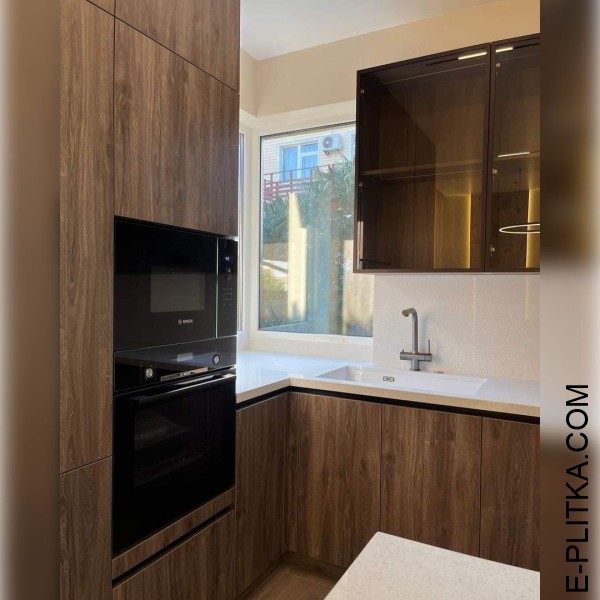 Сучасна кухня-вітальня в таунхаус